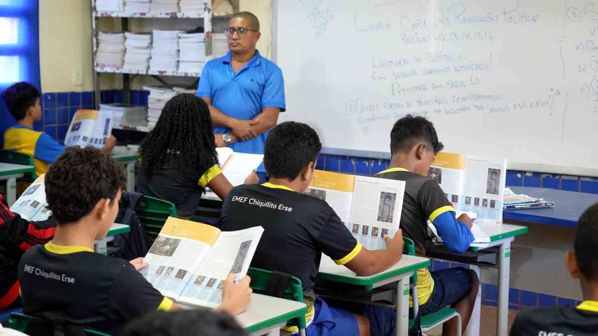 Livros são entregues aos alunos no início do ano letivo e recolhidos ao final do período