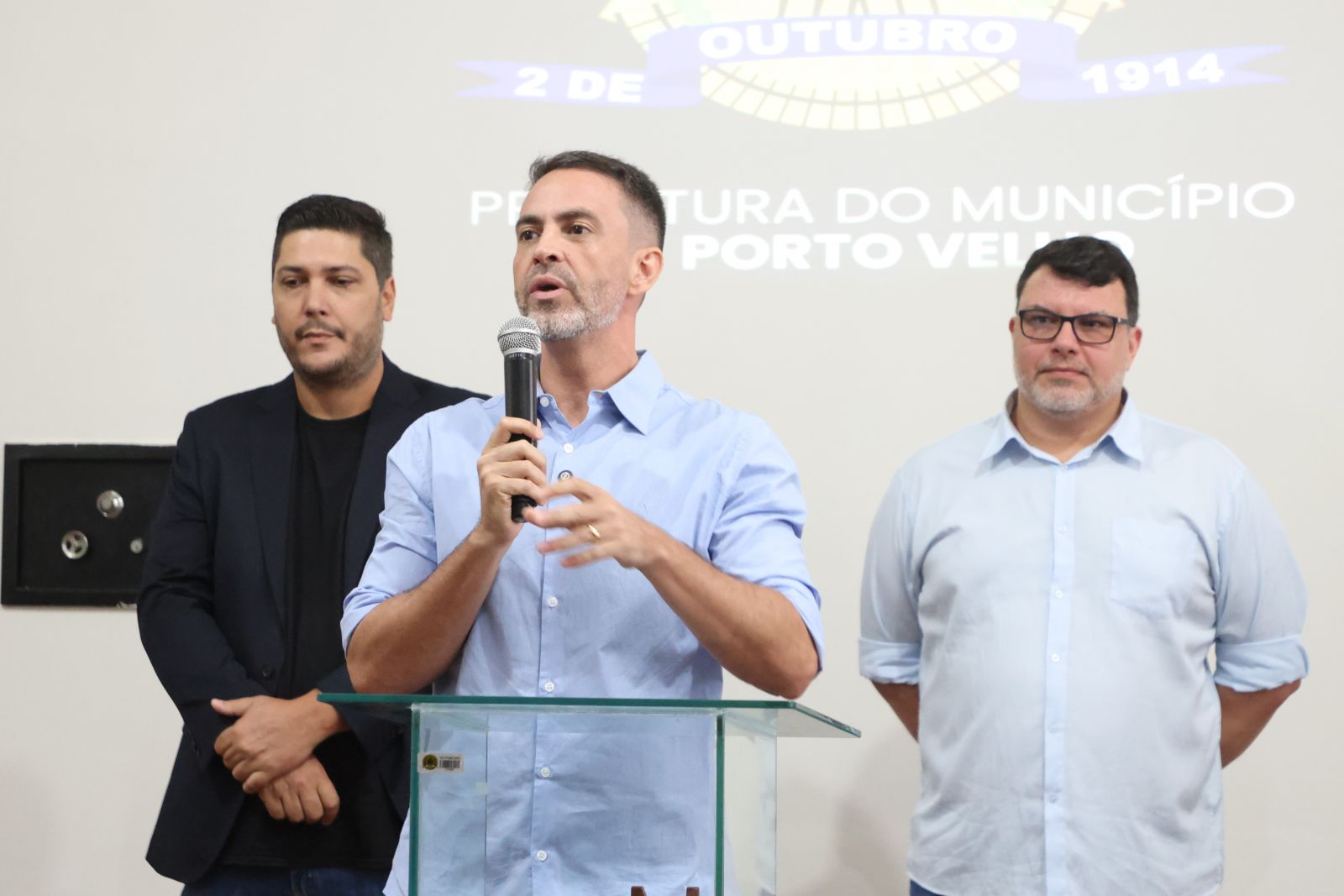 "A comunicação é fundamental para alcançar todos os lares e garantir o acesso aos serviços públicos”, destacou o prefeito Léo Moraes