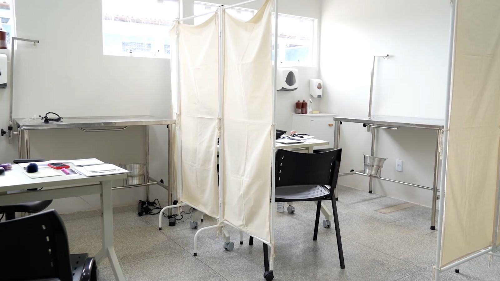 Para as consultas, o atendimento é realizado por de agendamento