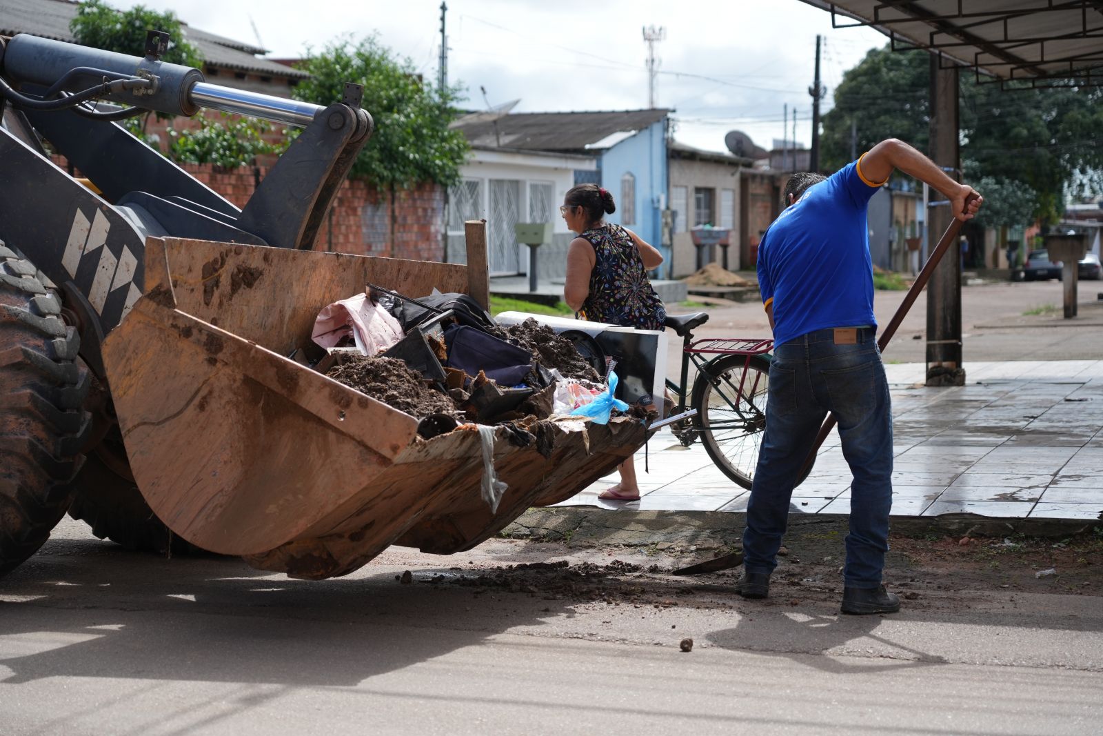 Ao mesmo tempo, um grande mutirão também foi realizado no bairro Castanheira, na zona Sul da capital