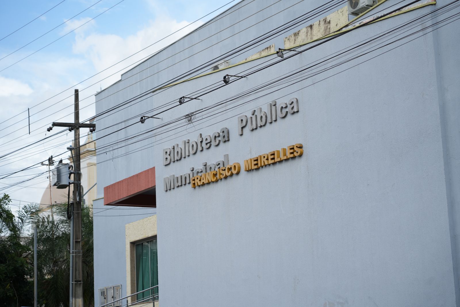 Biblioteca está localizada na Rua José de Patrocínio, nº 200, e funciona de segunda a sexta-feira, das 8h às 21h