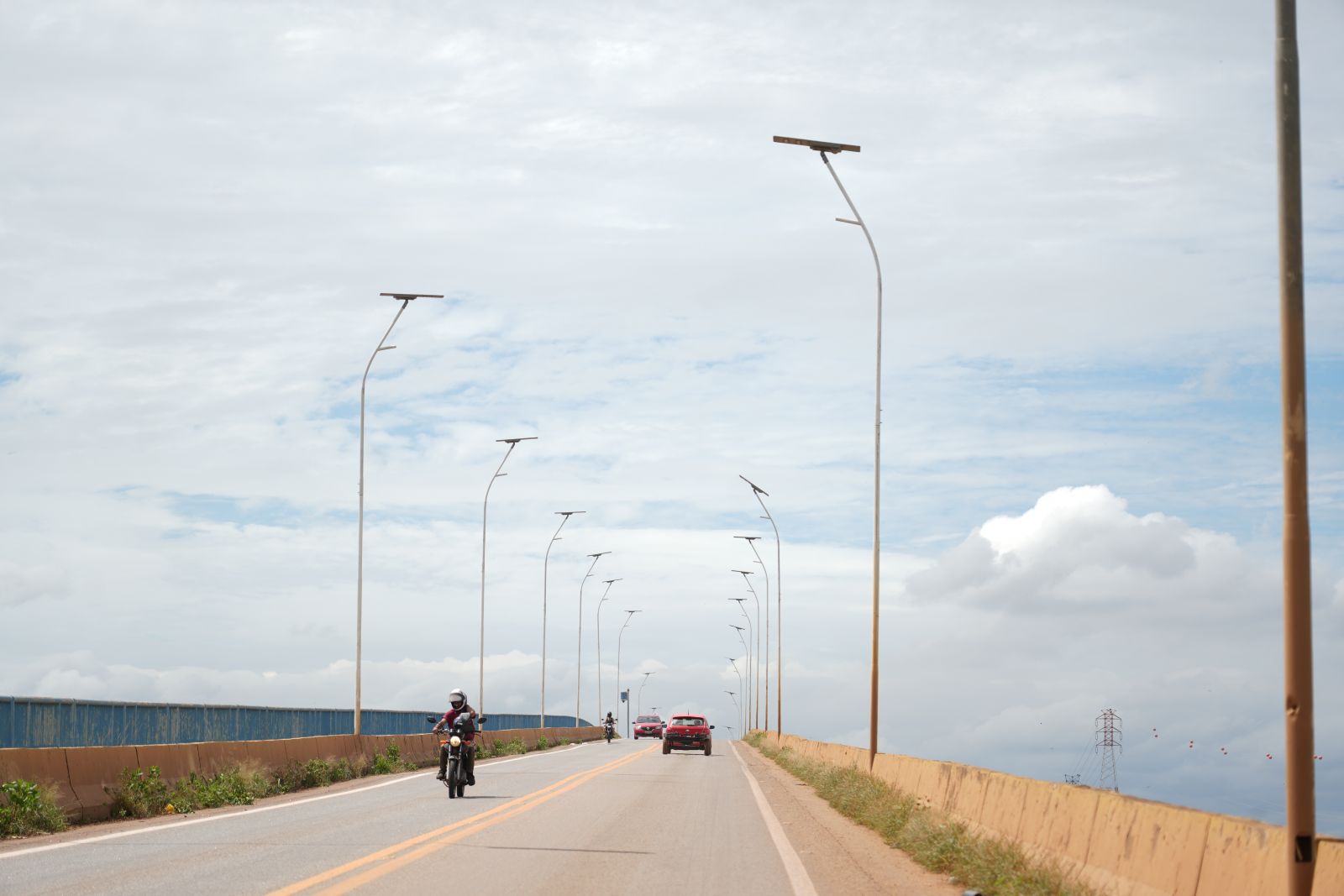Foram implantados mais de 900 metros de iluminação com tecnologia solar