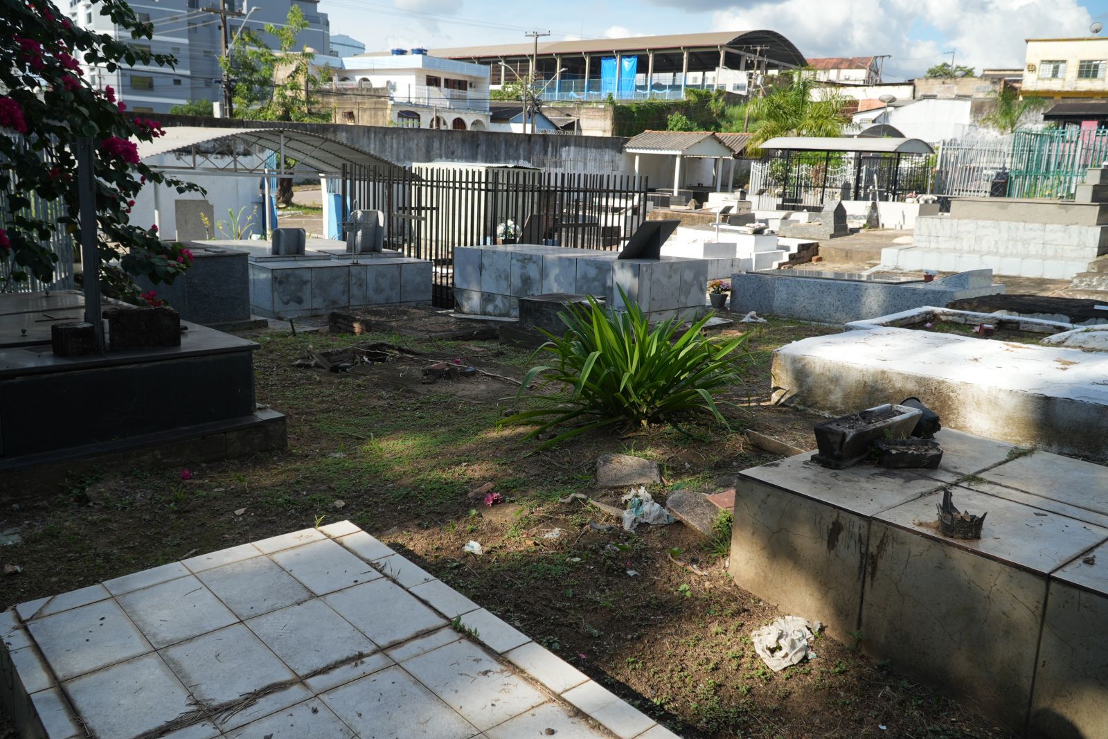 Equipes mobilizadas em pontos específicos, como o Cemitério dos Inocentes