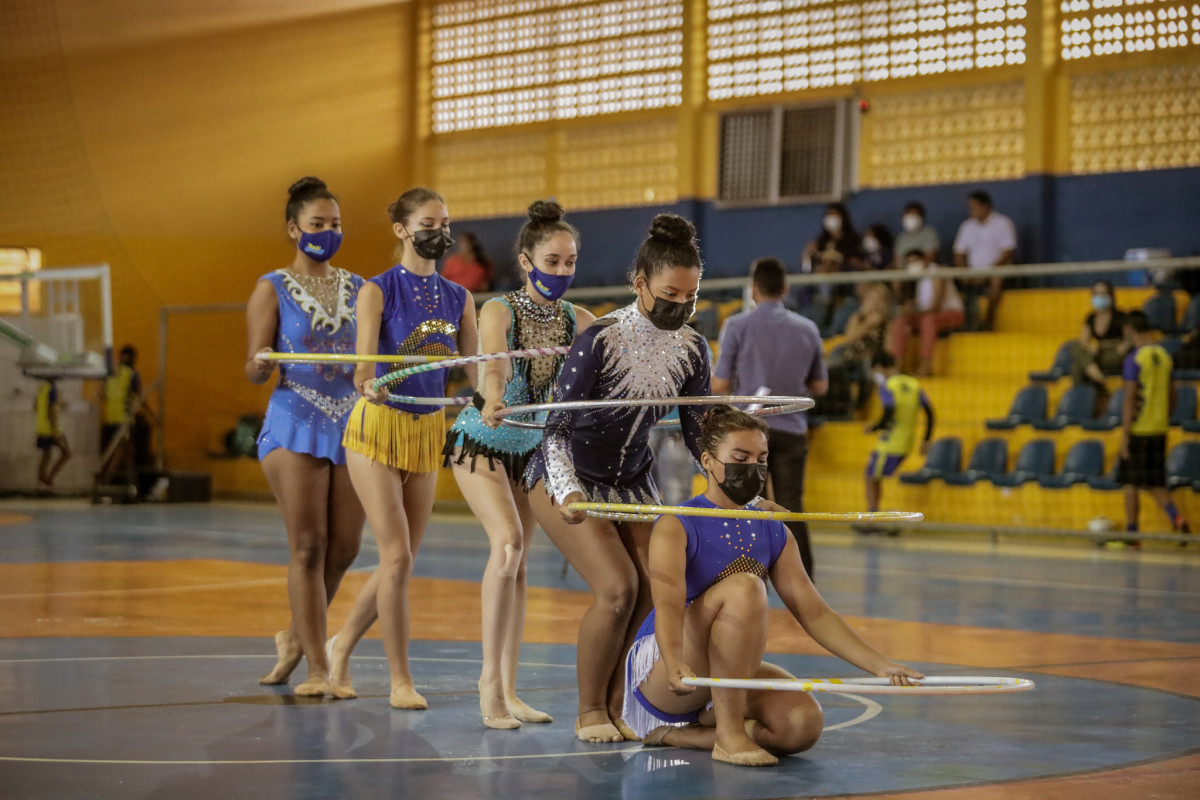 Uniformes serão destinados aos participantes dos programas Construindo Campeões, Sempre em Movimento e Viva Mais