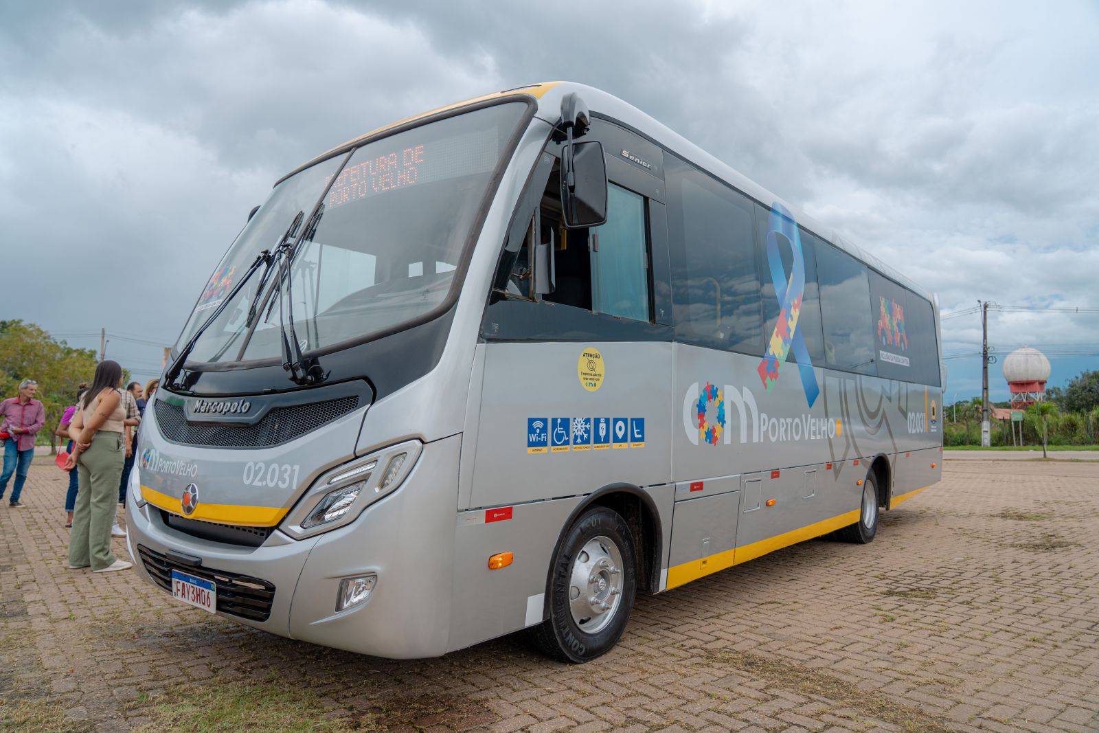 O serviço de ônibus adaptados é gratuito e funciona de segunda a sexta-feira, das 8h às 17h