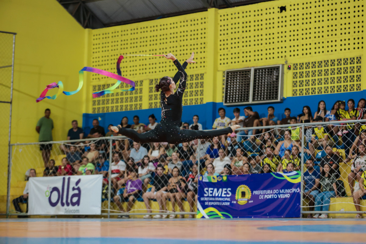 Quase quatro mil alunos participam das atividades, que envolvem crianças, jovens, adultos e idosos em práticas esportivas