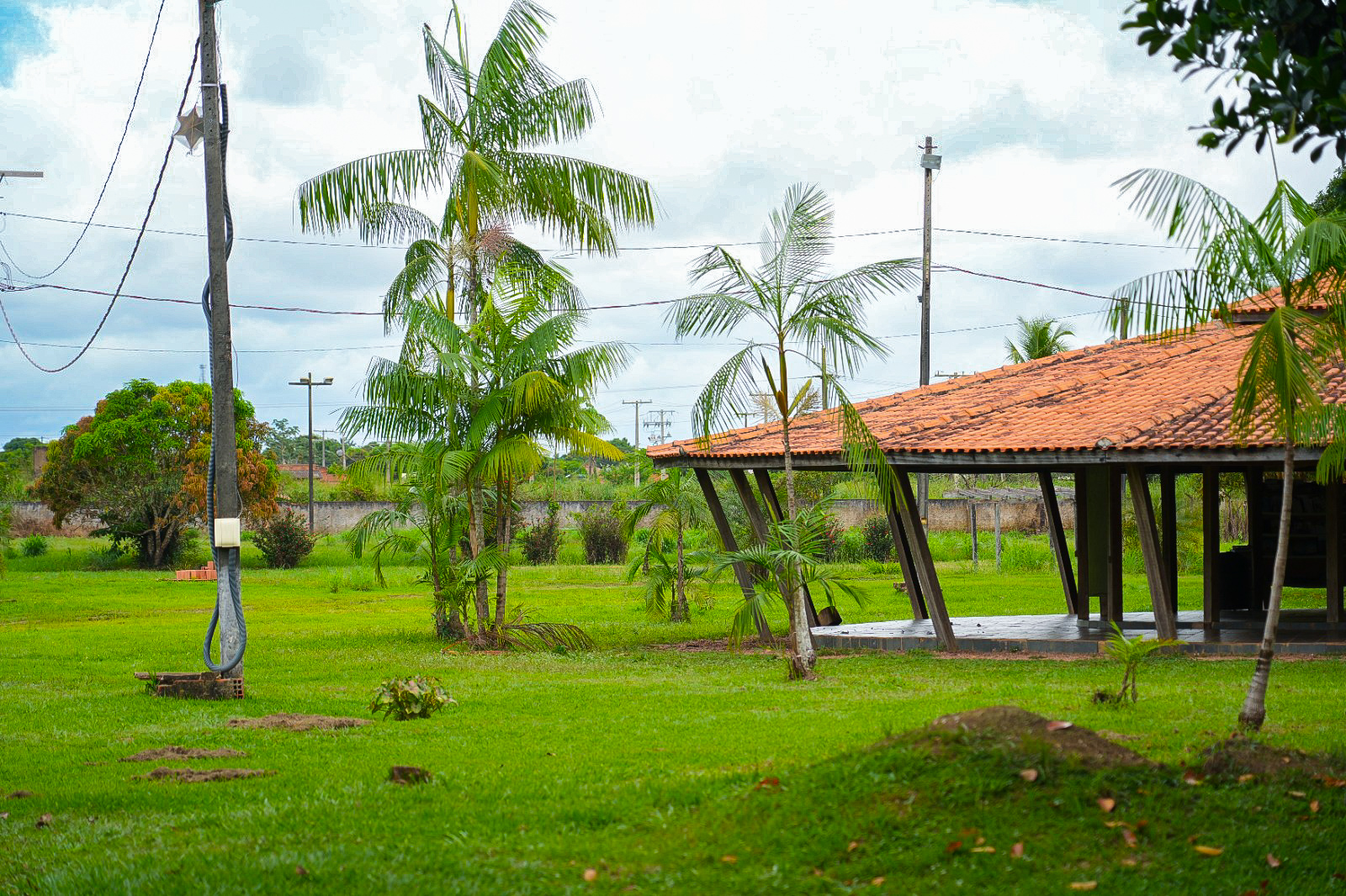 O espaço conta com estrutura adequada, oferecendo alimentação, local para descanso, higiene e convivência