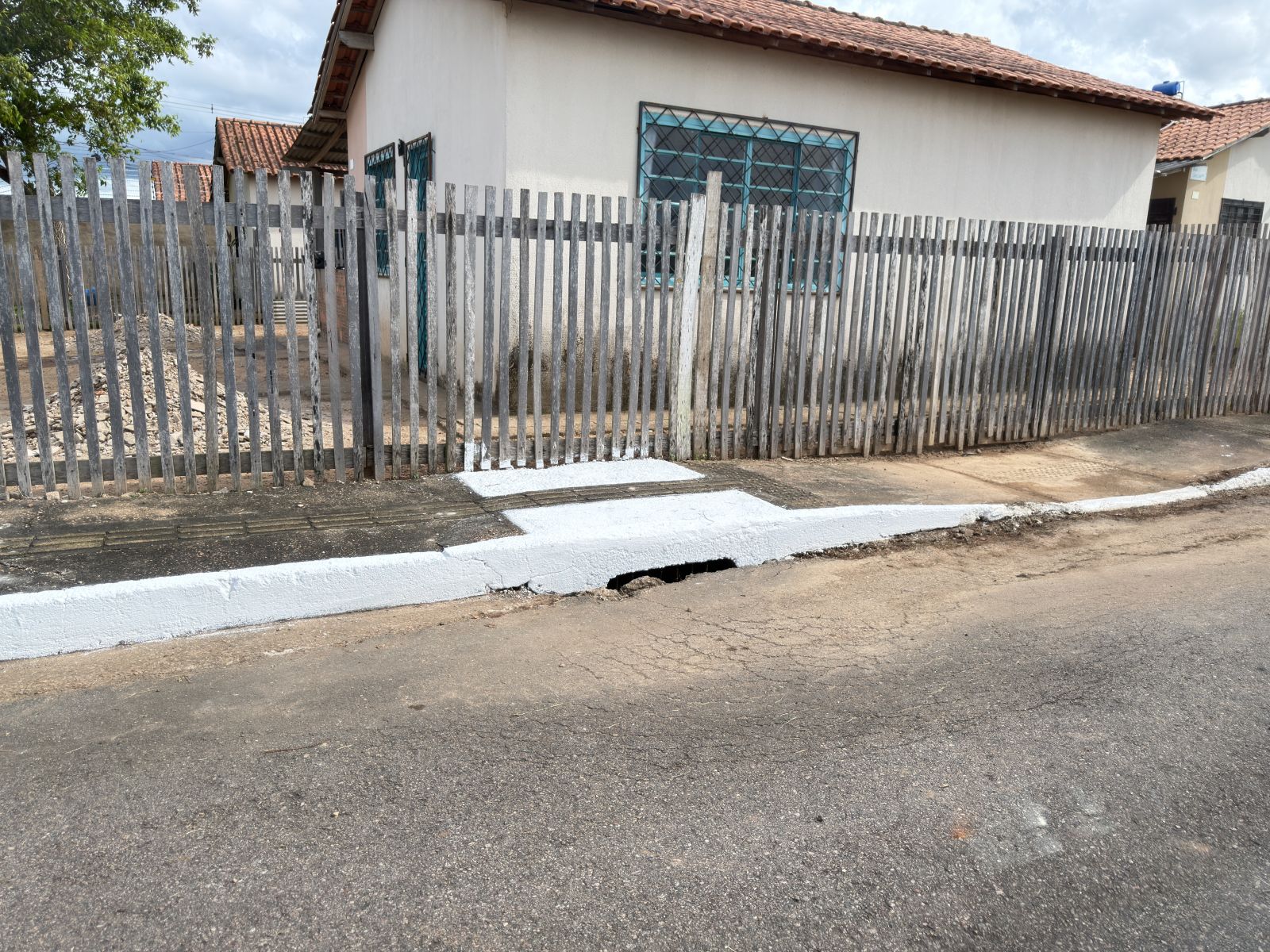 As equipes compostas de trabalhadores e máquinas atuam de forma contínua na execução de serviços essenciais