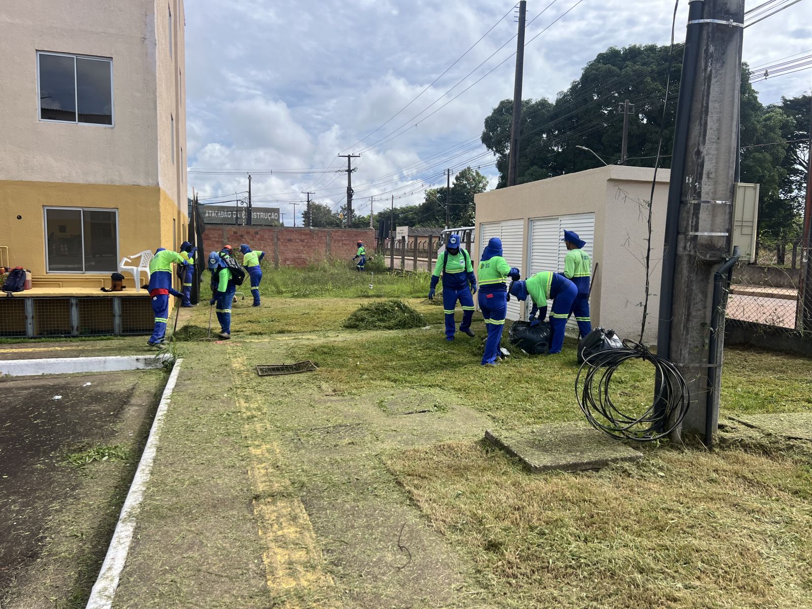Quatro equipes do mutirão de limpeza estão atuando simultaneamente no local