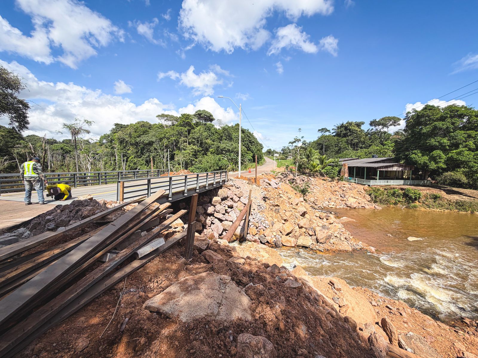 Nova ponte foi projetada com estrutura metálica e canal reforçado com pedras do tipo rachão