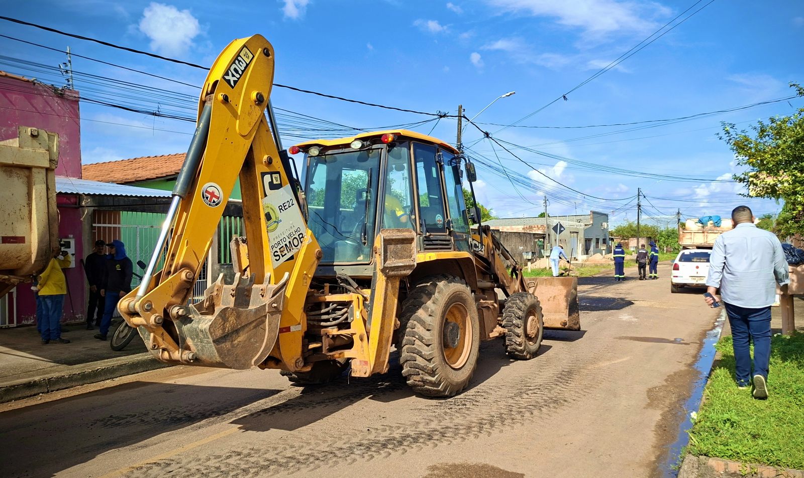 Equipe atuam de maneira simultânea com maquinários de tapa-buraco em diversos pontos da cidade
