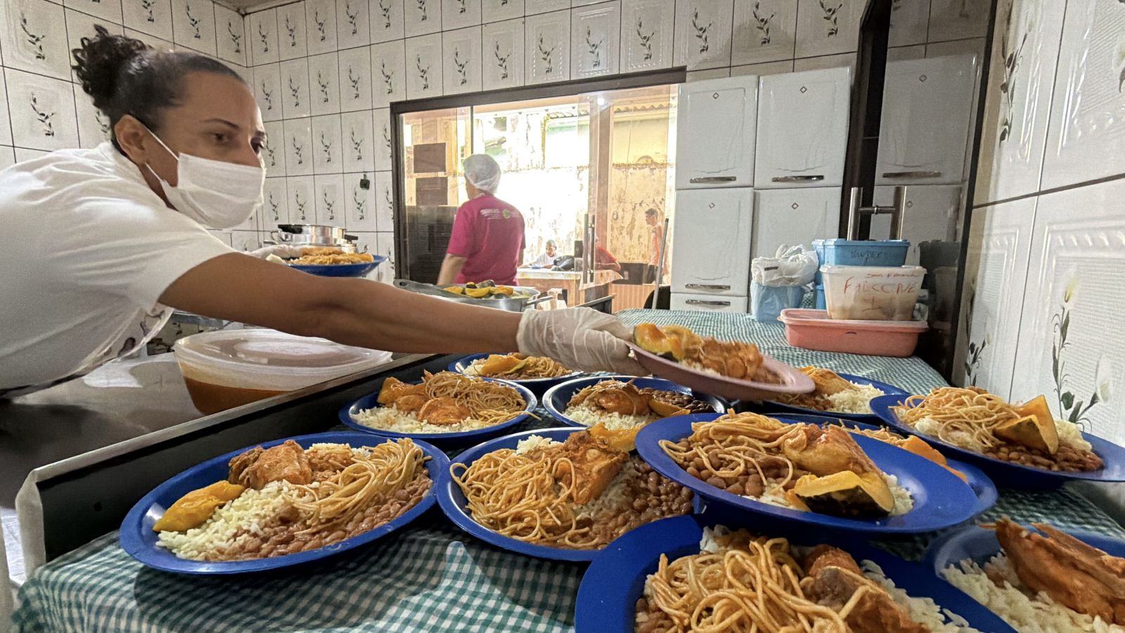 No local, são oferecidos serviços essenciais como café da manhã e almoço, acesso a banho e higiene pessoal