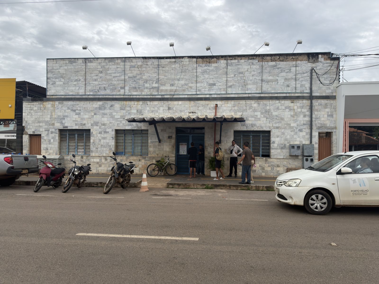 Dormitórios organizados, alimentação diária e acesso à higiene fazem parte da rotina de quem passa pelo local