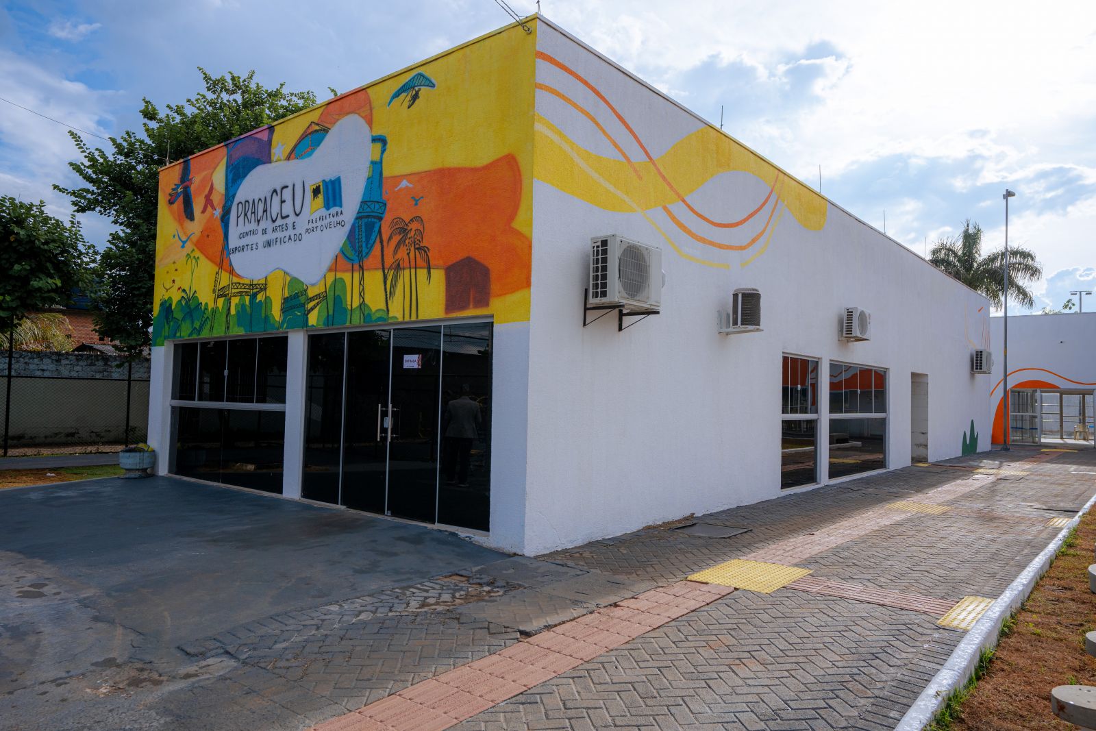 A programação acontece na Praça CEU e reúne a entrega de um novo ônibus