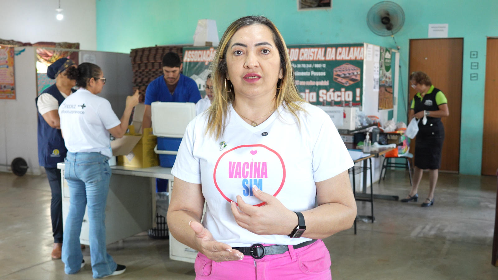 Elizeth Lima explica que a vacinação segue um cronograma organizado por unidade